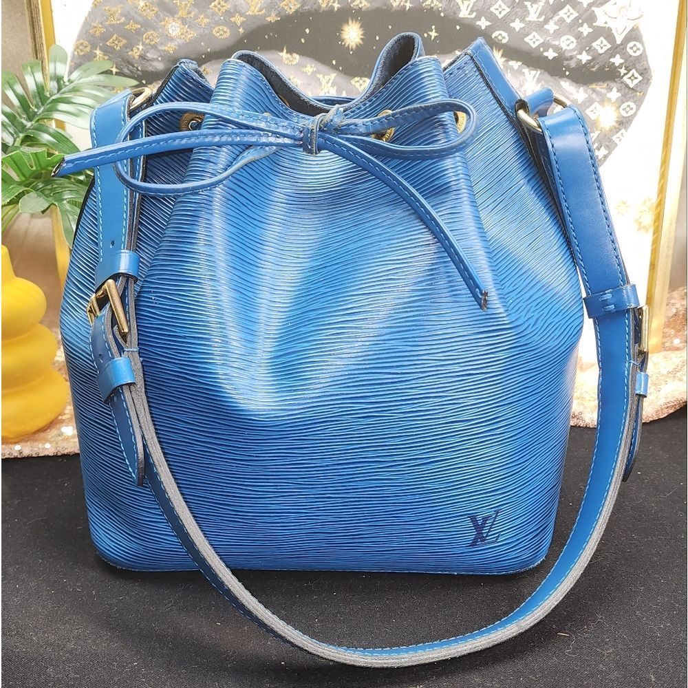 Authentic Louis Vuitton Noe Epi Drawstring Bag - Picture 2 of 16